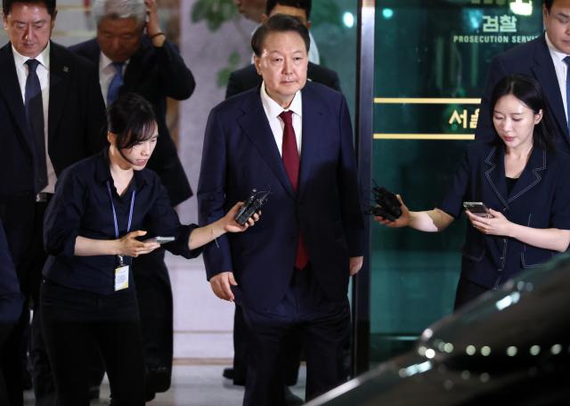 Former President Yoon Suk Yeol leaves the Seoul High Prosecutors’ Office in Seocho-gu Seoul early Sunday after being questioned by the special counsel team Joint Press Corps