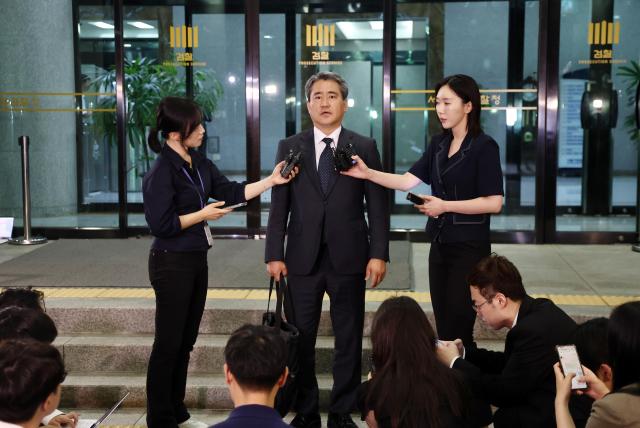 Song Jin-ho a lawyer for former President Yoon Suk Yeol speaks to reporters in front of the Seoul High Prosecutors’ Office in Seocho-gu Seoul early Sunday Joint Press Corps
