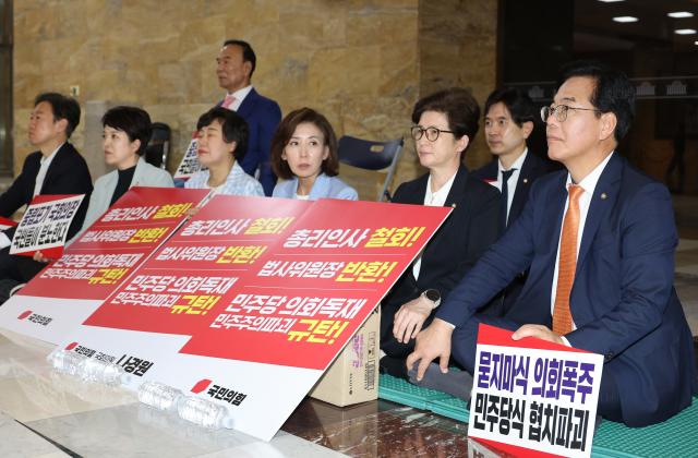 송언석 국민의힘 원내대표맨오른쪽가 27일 국회 로텐더홀에서 김민석 국무총리 후보자의 지명 철회 법제사법위원장 반환을 촉구하며 농성을 하고 있는 국민의힘 의원들과 만나고 있다 사진연합뉴스