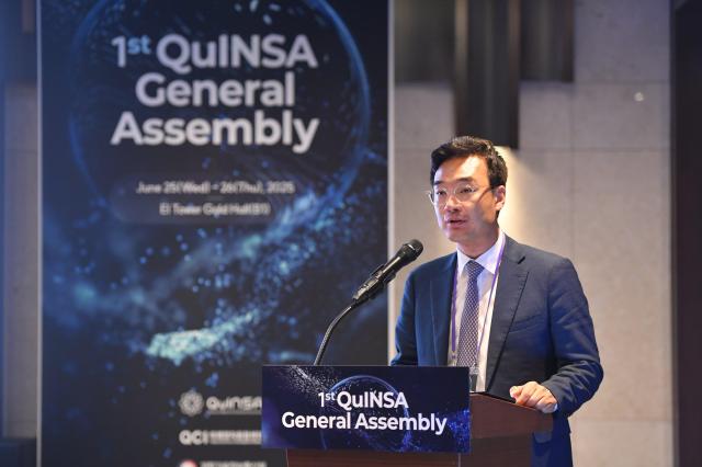 LG유플러스는 글로벌 양자 기술 표준화를 추진하는 민간 연합체 ‘QuINSA퀸사·Quantum INdustrial Standard Association’의 초대 의장사로 선정됐다고 29일 밝혔다 사진은 주엄개 LG유플러스 유선사업담당이 지난 25일 QuINSA 국제총회에서 취임사를 하고 있는 모습사지LG유플러스