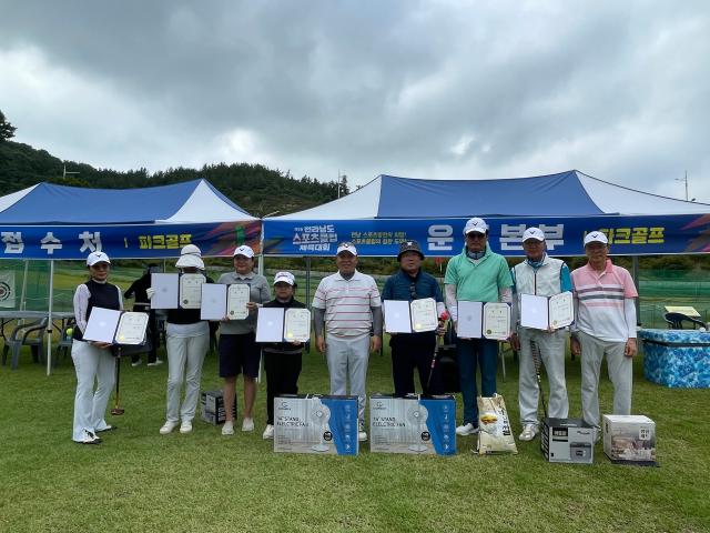 제1회 전라남도 스포츠클럽체육대회중 파크골프대회가 무안군 남악 구장에서 열린 가운데 수상자들이 포즈를 취하고 있다사진김옥현 기자