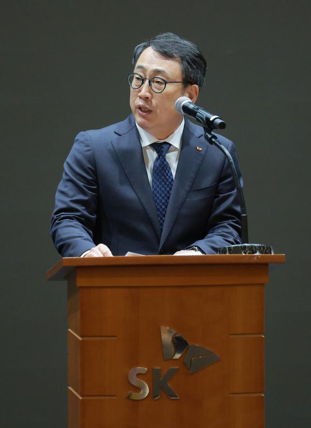 유영상 SK텔레콤 대표이사가 25일 서울 중구 SKT타워에서 SK텔레콤 이용자 유심USIM 정보가 해커 공격으로 유출된 것과 관련해 사과하고 있다 20250425사진유대길 기자 dbeorlf123ajunewscom