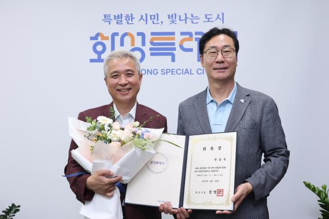 정명근 화성특례시장오른쪽이 28일 시청에서 곽상욱 사ESG대한민국정원정책포럼 이사장왼쪽에게 화성특별정원 특별자문위원 위촉장을 전달하고 기념촬영을 하고 있다 사진화성시