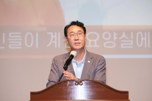 정명근 화성특례시장이 28일 장안대학교 일야아트홀에서 열린 ‘2025년 요양보호사의 날’ 기념식에서 축사를 하고 있다 사진화성시