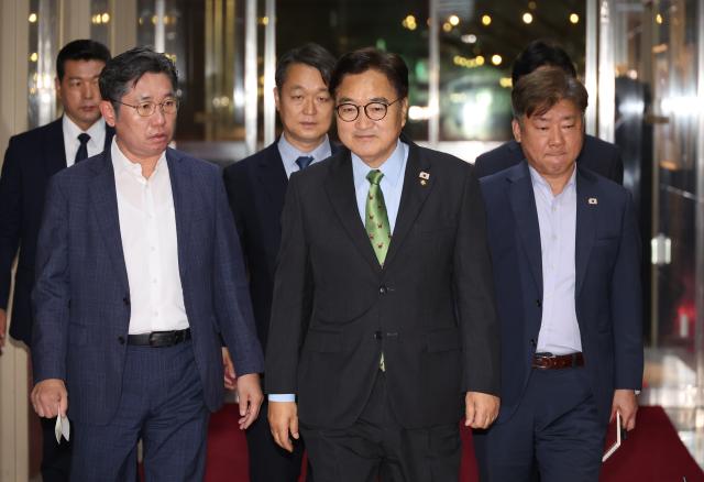 우원식 국회의장이 지난 27일 서울 여의도 국회의장실로 향하고 있다 사진연합뉴스
