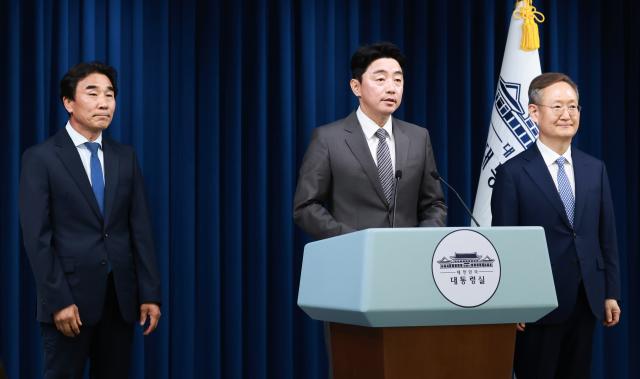강훈식 대통령비서실장가운데이 29일 서울 용산 대통령실 청사에서 이재명 대통령의 수석비서관 추가 인선을 발표하고 있다
왼쪽부터 전성환 경청통합수석비서관 강 비서실장 봉욱 민정수석비서관 사진연합뉴스