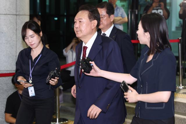 피의자 신분으로 내란 특검 조사를 받은 윤석열 전 대통령이 지난 6월 29일 서초구 서울고검 청사를 나서고 있다 사진연합뉴스
