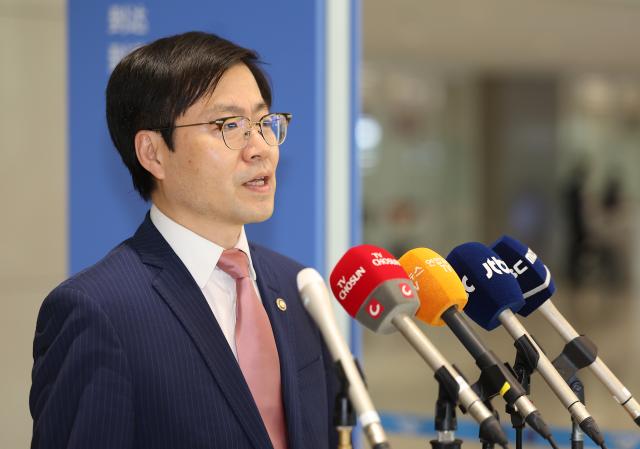 한미 고위급 통상 협상을 위해 워싱턴 DC를 방문한 여한구 산업통상자원부 통상교섭본부장이 6월 29일 인천공항 제2터미널을 통해 귀국하며 취재진 질문에 답하고 있다 사진연합뉴스