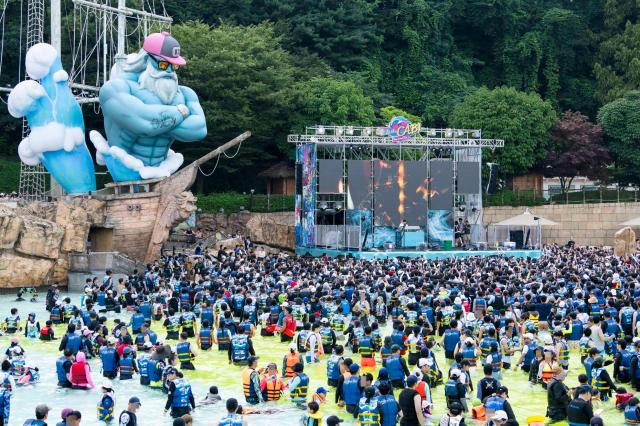 지난해 캐리비안 베이 파도풀에서 펼쳐진 워터 뮤직 풀파티 현장 사진에버랜드