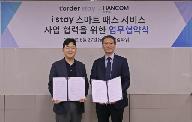 한컴위드 송상엽 대표우와 티오더스테이 김용운 대표좌가 협약 체결 후 기념 촬영하고 있다 사진한컴위드