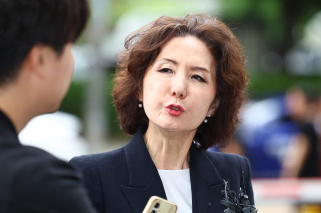 이진숙 사회부총리 겸 교육부 장관 후보자가 30일 오전 서울 여의도 한국교육시설안전원에 마련된 인사청문회 준비 사무실로 출근하며 취재진 질문에 답하고 있다 2025630 사진연합뉴스