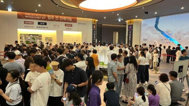 오퍼스 한강 스위첸 견본주택을 찾은 고객들 사진KCC건설
