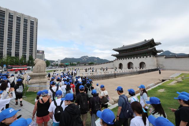 2025 서울 외국인 궁궐 걷기대회가 14일 오전 서울 종로구 의정부지 역사유적광장에서 열렸다 20250614사진한준구 기자 jungu141298ajupresscom