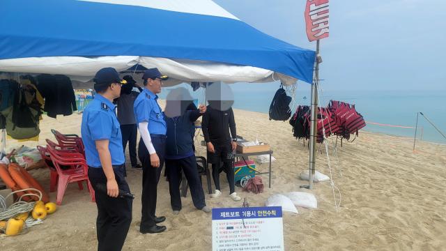 박홍식 서장가운데이 지난 28일 토요일 강릉시 안목과 경포에 위치한 주요 수상레저 사업장을 직접 방문하여 현장 점검을 실시하고 있다 사진강릉 해경