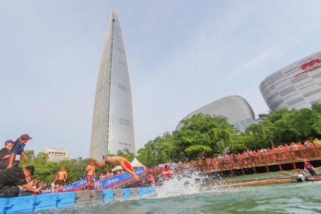 ‘2024 롯데 아쿠아슬론’ 참가자들이 석촌호수로 뛰어들고 있다 사진롯데물산