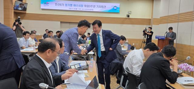 정기명 여수시장이 민선8기 3주년 기자회견을 열고 언론인과 인사를 하고 있다 사진박기현 기자