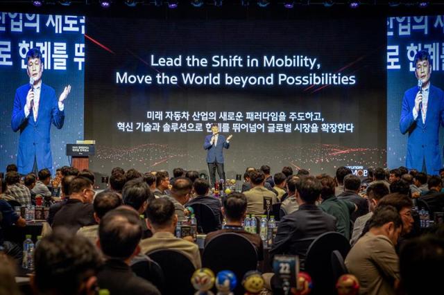 현대모비스가 27일 제주 해비치호텔앤리조트에서 2025 현대모비스 대리점 컨퍼런스를 개최했다 이규석 사장사진 가운데은 고객들이 현대차기아를 선택하는 중요한 이유 중 하나가 바로 우리의 서비스 경쟁력이라며 AS 부품 고객 서비스 강화를 강조했다
