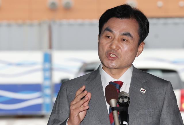 안규백 국방부 장관 후보자가 지난 27일 서울 용산구 육군회관에 마련된 인사청문회 준비사무실로 들어서며 취재진의 질문에 답하고 있다 사진연합뉴스