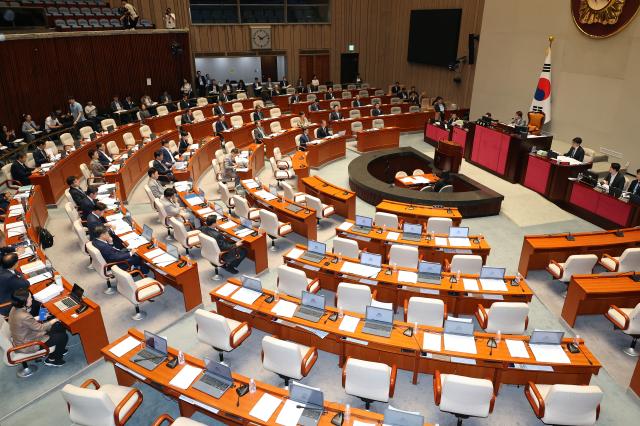 30일 국회에서 열린 예산결산특별위원회 전체회의에서 퇴장한 국민의힘 의원들의 자리가 비어 있다 사진연합뉴스