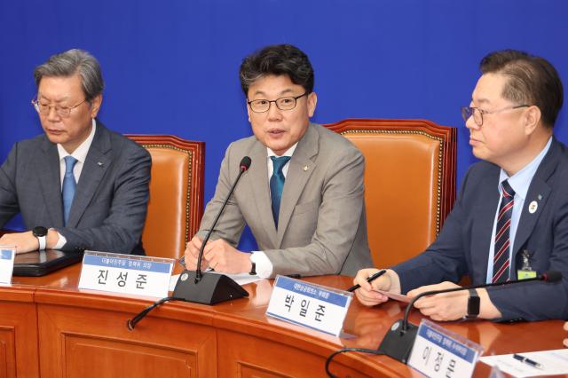 더불어민주당 진성준 정책위의장이 30일 서울 여의도 국회에서 상법 개정안 추진과 관련해 경제계 의견을 수렴하기 위해 경제6단체 부회장단과 간담회를 하고 있다 사진연합뉴스