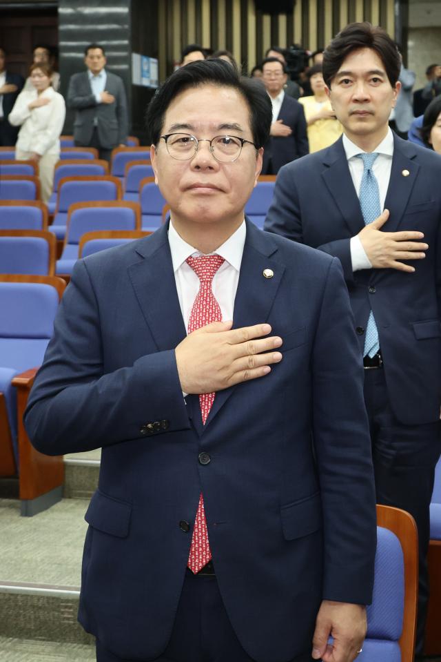 국민의힘 송언석 원내대표가 30일 서울 여의도 국회에서 열린 의원총회에서 국기에 경례하고 있다 사진연합뉴스