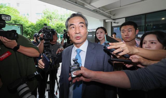 윤석열 전 대통령 부인 김건희 여사와 관련한 각종 의혹 사건을 수사하는 민중기 특별검사가 30일 서울 서초구에 마련된 특검팀 사무실로 출근하며 취재진 질문에 답하고 있다 2025630 사진연합뉴스