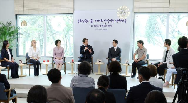 이재명 대통령과 김혜경 여사가 30일 서울 용산 대통령실 파인그라스에서 문화예술계 수상자들과 간담회를 하고 있다 사진연합뉴스