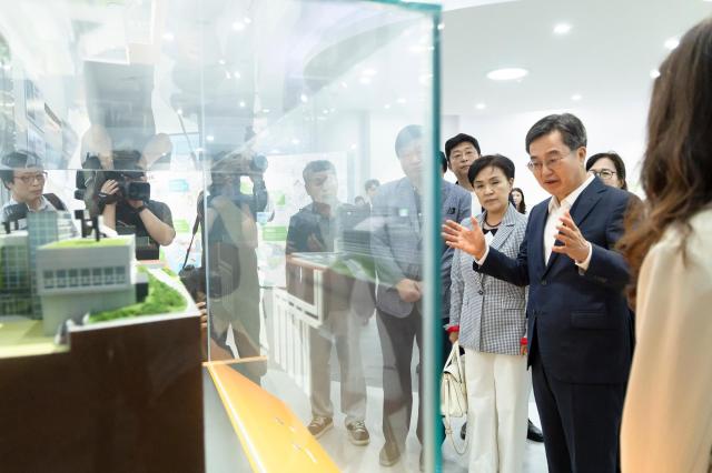 30일 오전 시흥 에코센터에서 열린 경기도 기후도민총회 출범식에서 김동연 경기도지사 강금실 경기도 기후대사 등이 에코센터 시설 라운딩을 하고 있다 사진경기도