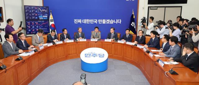 진성준 더불어민주당 정책위의장이 30일 서울 여의도 국회에서 상법 개정안 추진과 관련해 경제계 의견을 수렴하기 위해 경제6단체 부회장단과 간담회를 하고 있다 사진연합뉴스