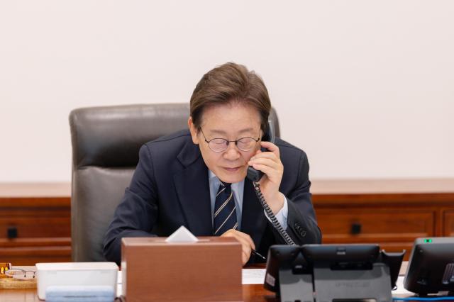 Lee holds phone talks with Singapore PM