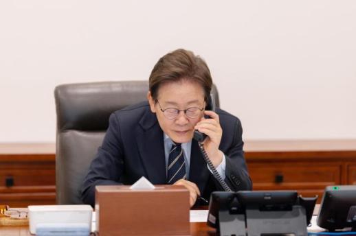 Lee holds phone talks with Singapore PM