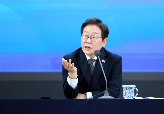 이재명 대통령이 지난 25일 광주광역시 국립아시아문화전당에서 열린 광주시민·전남도민 타운홀미팅에 참석해 발언하고 있다 사진연합뉴스