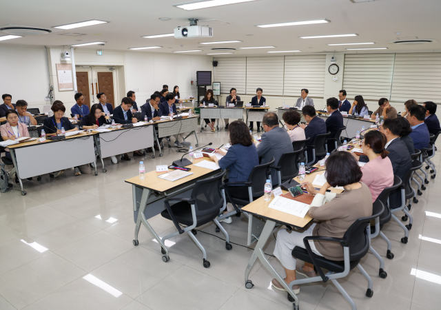 김해시는 지난 26일 시청에서 인구위기대응 전략회의와 2040 인구정책 기본계획 중간보고회를 열고 인구정책의 방향성과 실행 전략을 공유했다사진김해시
