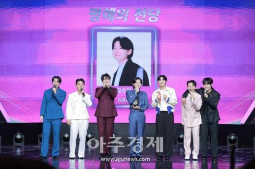 [포토] 미스터트롯3 TOP7, 김용빈 축하 무대