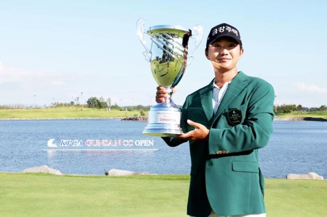 옥태훈이 한국프로골프KPGA 투어에서 자신의 시대를 활짝 열었다 프로 데뷔 8년 만에 투어 첫 우승을 이뤄내더니 여기에 더해 2주 연속 정상 신바람까지 냈다 사진KPGA