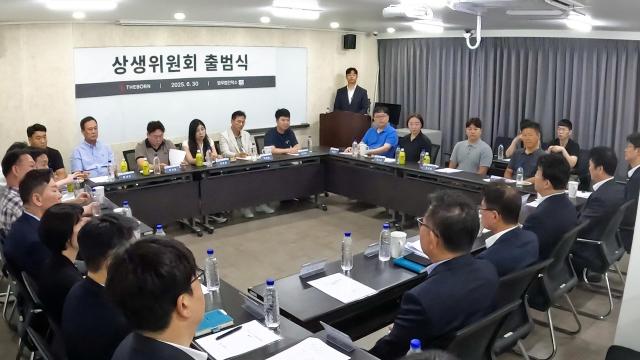 서울 서초구에 위치한 더본코리아 별관 창업설명회장 회의실에서 열린 더본코리아 상생위원회 출범식 진행 모습사진더본코리아