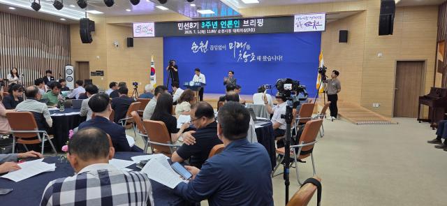 노관규 순천시장이 1일 오전 순천시청 대회의실 3층에서 민선 8기 3주년 언론인 브리핑을 진행 하고 있다 사진박기현 기자

