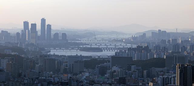 서울 서초구 구룡산에서 바라본 도심 전경 사진유대길 기자 dbeorlf123ajunewscom