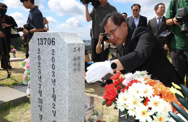 이명현 순직해병대원 특별검사가 1일 대전 유성구 대전현충원에서 고 채수근 상병 묘소를 바라보고 있다 202571 사진연합뉴스 공동취재