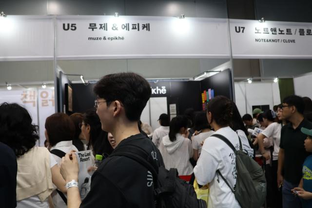 서울국제도서전에서 무제 부스에 모인 관람객들 사진 김호이 기자
