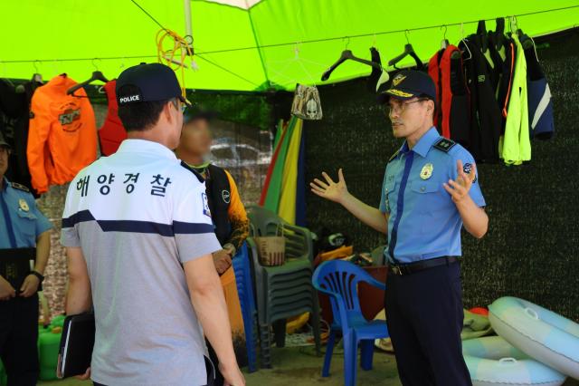 김성종 동해지방해양경찰청장오른쪽이 수상레저 이용객들의 안전한 활동을 위해 7월 1일부터 8월 31일까지 두 달간 관내 사업장에 대한 특별 안전관리를 실시하고 있다 사진동해해경청