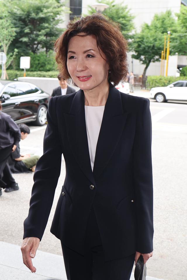 이진숙 사회부총리 겸 교육부 장관 후보자가 30일 오전 서울 여의도 한국교육시설안전원에 마련된 인사청문회 준비 사무실로 출근하고 있다 2025630 사진연합뉴스
   