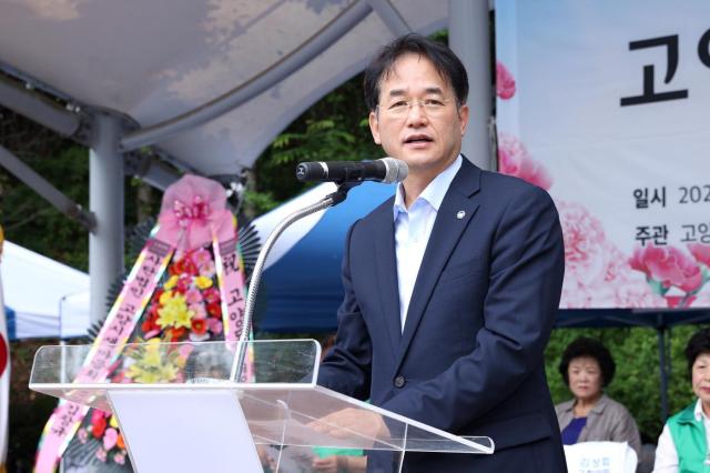 이동환 고양시장이 지난달 27일 고양동 근린공원에서 진행된 ‘2025년 고양동 경로잔치’에서 인사말을 하고 있다 사진고양시
