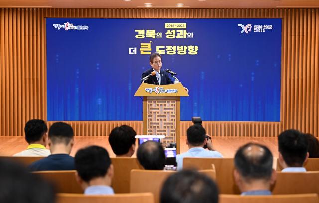 이철우 경북도지사가 암 진단 후 신병을 치료하다 민선 8기 3주년을 맞은 1일 복귀와 동시에 도청 다목적홀에서 열린 ‘경북의 성과와 더 큰 발전 방향’에 대해 브리핑 하고 있다 사진경상북도