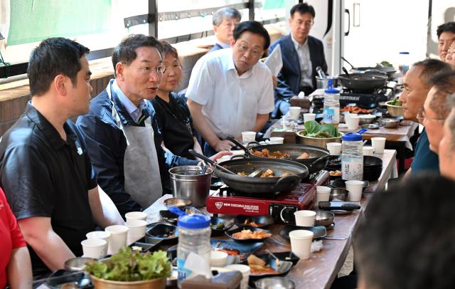 유정복 인천광역시장이 1일 서구 강남시장에서 시장상인들과 오찬간담회를 하고 있다 사진인천시