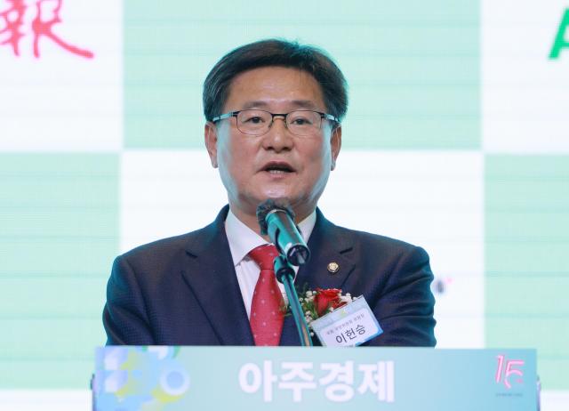 이헌승 국회 국방위원장이 14일 오후 서울 영등포구 글래드호텔에서 열린 아주경제 창간 15주년 기념식에서 축사를 하고 있다사진유대길 기자 dbeorlf123ajunewscom