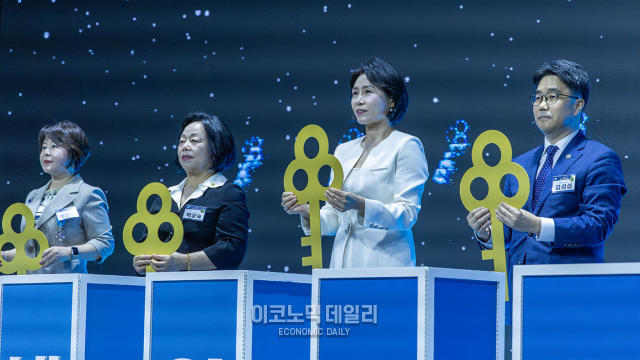1일 오후 서울 신라호텔 다이너스티홀에서 326만 여성기업을 위한 최대 축제인 제4회 여성기업주간 개막식이 열렸다 왼쪽부터 성미숙 한국여성벤처협회 회장 박창숙 한국여성경제인협회 회장 대통령 영부인 김혜경 여사 김성섭 중기부 차관이 개막 퍼포먼스를 준비 하고 있다 사진박명섭 기자