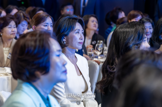 무대 응시하는 김혜경 여사 사진박명섭 기자 