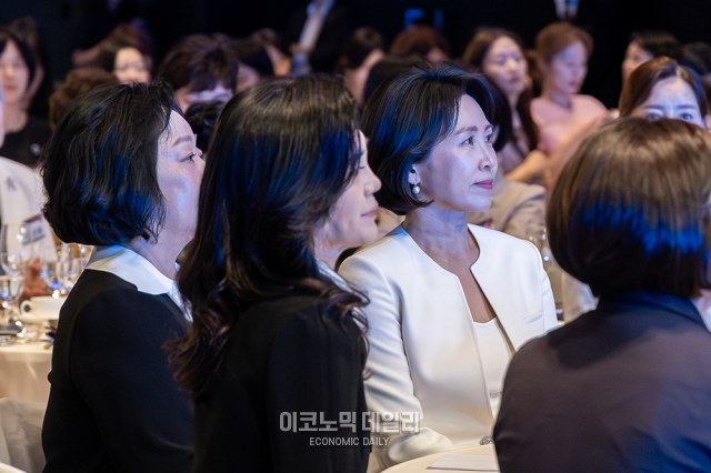 왼쪽부터 박창숙 여경협 회장 이부진 호텔신라 대표이사 김혜경 여사 사진박명섭 기자 