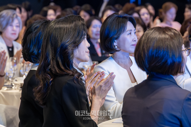 왼쪽부터 이부진 호텔신라 대표이사 김혜경 여사 사진박명섭 기자 